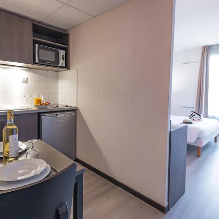 מלון דירות Comfort Centre 4*